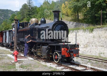 Zugfahrer Reinigung Dampfzug in Annot Bahnhof auf Der Zug des Pignes Route Annot Alpes-de-Haute-Provence Provence Stockfoto