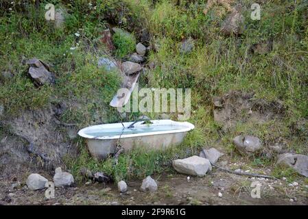 Altes Bad, Badewanne, Badewanne oder Wasserbad, das in den französischen Alpen in Frankreich als Tierwanne recycelt wird Stockfoto