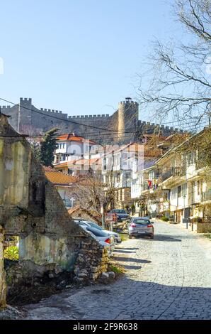 Blick auf den Glockenturm der Kirche St. Bogorodica Perivlepta durch die alte Straße mit traditionellen Wohnräumen in ohrid, mazedonien, fyrom. Stockfoto