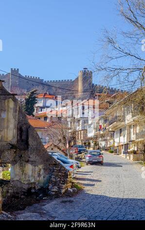 Blick auf den Glockenturm der Kirche St. Bogorodica Perivlepta durch die alte Straße mit traditionellen Wohnräumen in ohrid, mazedonien, fyrom. Stockfoto