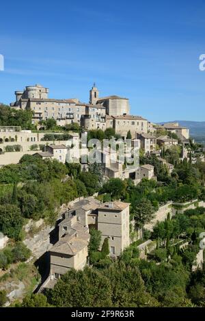 Blick auf die Altstadt und das historische Viertel von The Dorf auf dem Hügel oder Dorf Gordes im Luberon Regionalpark Vaucluse Provence Frankreich Stockfoto