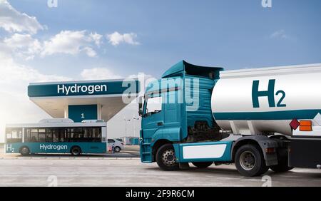 LKW mit Wasserstofftankanhänger auf einem Hintergrund der H2-Tankstelle. Konzept Stockfoto