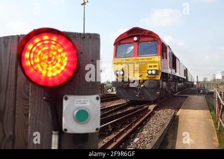 DB Cargo Class 66 Lok 66136 mit dem Kraftwerk 1250 Drax nach Immingham Biomasse-Ladestelle Service über den Stainforth & Keadby Kanal am 20/4/21. Stockfoto