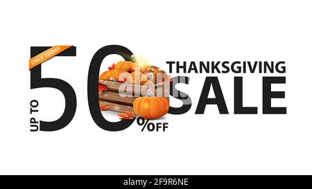 Thanksgiving-Verkauf, bis zu 50 Rabatt, kreatives weißes Banner mit Holzkisten mit reifen Kürbissen und Herbstübertäften Stockfoto