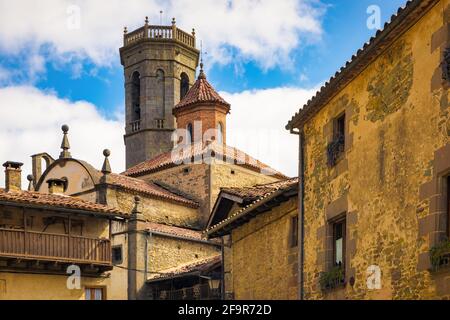 Blick auf den Glockenturm und die Kuppel der Kirche Saint Miquel des mittelalterlichen Stadtkerns von Ruppit, Katalonien, Spanien Stockfoto