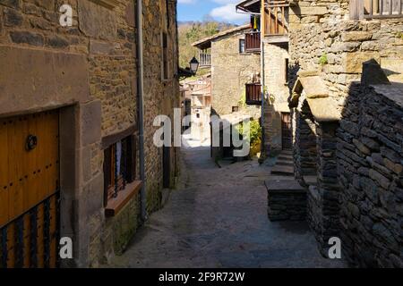 Blick auf die Coll Castell Straße, eine der typischsten Straßen des mittelalterlichen Zentrums von Rupit, wo alle Häuser die Ästhetik des medie haben Stockfoto