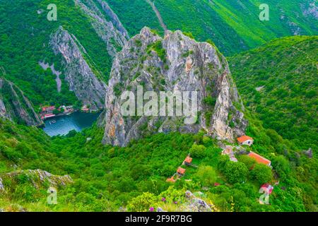 Luftaufnahme des klosters st. nikola in der Nähe des Matka-Sees In mazedonien Stockfoto