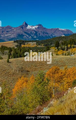 Pilot Peak (L) und Index Peak mit goldenen Espen, in der Nähe des Beartooth Highway im Shoshone National Forest, Wyoming, USA Stockfoto