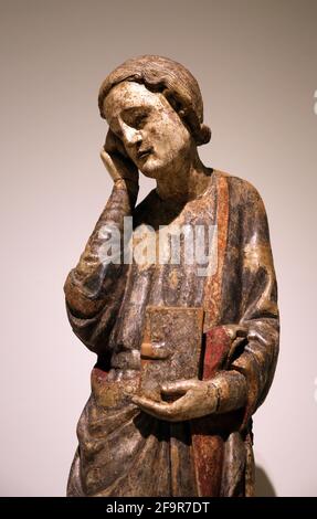 Statue. Johannes der Evangelist. Unbekannte Herkunft. 12th Jahrhundert. Geschnitztes Birnenholz mit Überresten aus Polychromie. Nationales Kunstmuseum von Katalonien. Bar Stockfoto