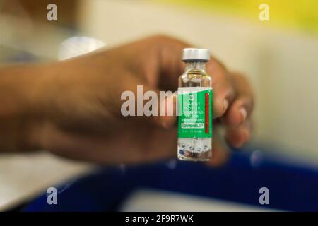 Dhaka, Bangladesch. April 2021. Während der zweiten Dosis der Coronavirus-Impfung im Bangabandhu Sheikh Mujib Medical University Hospital hält ein Gesundheitshelfer eine Covishield (COVID-19-Impfstoff)-Ampulle. (Foto von MD Manik/SOPA Images/Sipa USA) Quelle: SIPA USA/Alamy Live News Stockfoto