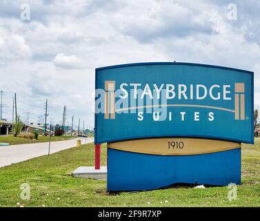 Houston, Texas USA 04-04-2021: Staybridge Suites Road Sign in Houston, TX. Hotelkette für Langzeitgäste und Geschäftsreisende. Stockfoto