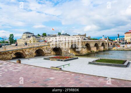 Blick auf eine berühmte Steinbrücke in Skopje, Mazedonien Stockfoto