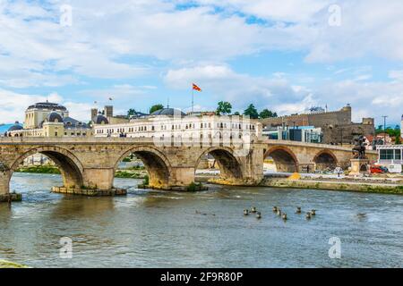 Blick auf eine berühmte Steinbrücke in Skopje, Mazedonien Stockfoto