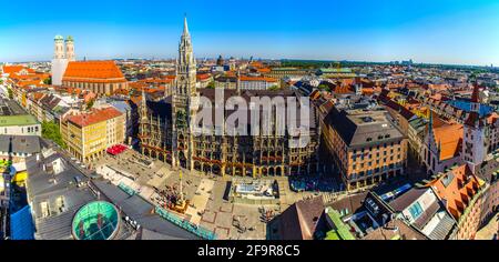 Luftaufnahme des Rathauses Marienplatz und der frauenkirche - München - Deutschland Stockfoto