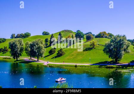 Blick auf einen kleinen grasbewachsenen Hügel im Inneren des olympiagelände in münchen Stockfoto