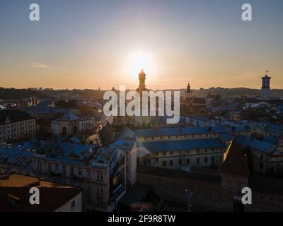 Luftaufnahme des Sonnenuntergangs über der alten europäischen Stadt. kirchturm. Architektur. Drohnenschießen Stockfoto