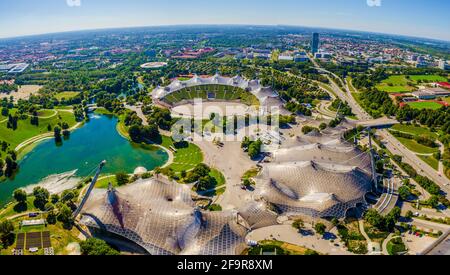 Luftaufnahme des olympiaparks in der deutschen Stadt münchen, in dem die olympischen Spiele um 1972 Uhr stattfanden. Stockfoto