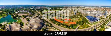 Luftaufnahme des olympiaparks in der deutschen Stadt münchen, in dem die olympischen Spiele um 1972 Uhr stattfanden. Stockfoto