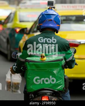 Bangkok, Thailand. April 2021. Während der Pandemie von Covid-19 hat sich das Netz des Food Delivery Service von Grab erweitert, mit Tausenden von ehemaligen Motorradtaxi-Fahrern im ganzen Land, die über die Online Grab App zum Lieferservice von Grab wechseln Kunden können ihre Lieblings-thailändischen und westlichen Speisen online in einer Vielzahl von lokalen und beliebten Restaurants in Bangkok bestellen. (Foto von Paul Lakatos/SOPA Images/Sipa USA) Quelle: SIPA USA/Alamy Live News Stockfoto