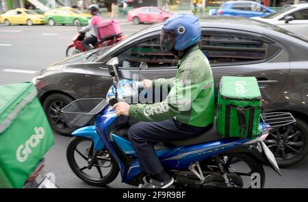 Bangkok, Thailand. April 2021. Während der Pandemie von Covid-19 hat sich das Netz des Food Delivery Service von Grab erweitert, mit Tausenden von ehemaligen Motorradtaxi-Fahrern im ganzen Land, die über die Online Grab App zum Lieferservice von Grab wechseln Kunden können ihre Lieblings-thailändischen und westlichen Speisen online in einer Vielzahl von lokalen und beliebten Restaurants in Bangkok bestellen. (Foto von Paul Lakatos/SOPA Images/Sipa USA) Quelle: SIPA USA/Alamy Live News Stockfoto