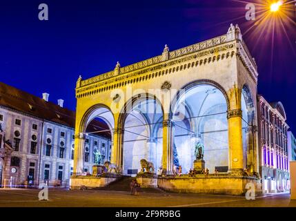 Odeonsplatz und Feldherrnhalle am Abend, München, Bayern, Deutschland Stockfoto