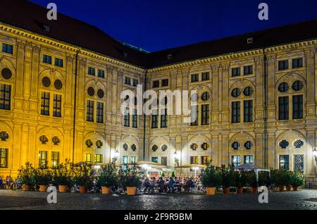 Nachtansicht eines Gebäudes namens Residenz in München (Bayern, Deutschland) in sonniger Atmosphäre Stockfoto