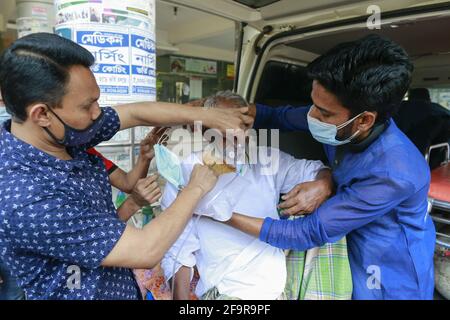 Ein COVID-19-Patient wurde am 19. April 2021 in einem Krankenwagen in das Krankenhaus der Dhaka Medical College in Dhaka, Bangladesch, gebracht. Foto von Suvra Kanti das/ABACAPRESS.COM Stockfoto