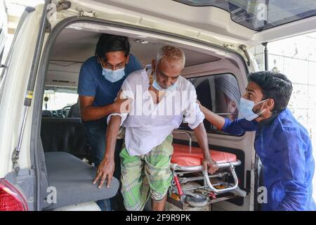 Ein COVID-19-Patient wurde am 19. April 2021 in einem Krankenwagen in das Krankenhaus der Dhaka Medical College in Dhaka, Bangladesch, gebracht. Foto von Suvra Kanti das/ABACAPRESS.COM Stockfoto