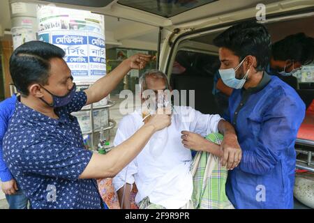 Ein COVID-19-Patient wurde am 19. April 2021 in einem Krankenwagen in das Krankenhaus der Dhaka Medical College in Dhaka, Bangladesch, gebracht. Foto von Suvra Kanti das/ABACAPRESS.COM Stockfoto