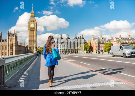 London City urban Lifestyle Tourist Frau zu Fuß. Geschäftsfrau, die am frühen Morgen zur Arbeit auf der Westminster Bridge Street pendelt. Europa Reisen Stockfoto