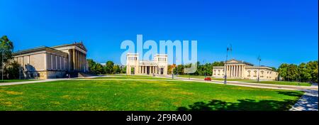 Panoramablick auf den königsplatz in der deutschen Stadt münchen, wo sich das glyptothek-Museum und das antike Archiv befinden Stockfoto