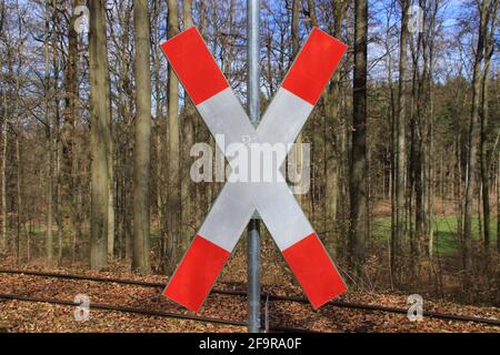 Andreaskreuz auf einem ungezackten Bahnübergang bei Weissach Stockfoto