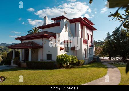 Valdecilla, Kantabrien, Spanien - 16. April 2021: Der Bauernhof Marqués de Valdecilla ist ein vom Rathaus von Medio Cudeyo sanierter Raum, in dem Sie sehen können Stockfoto