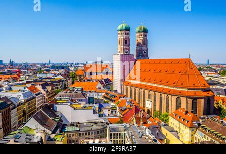 Blick auf die Stadt mit Himmel, Frauenkirche, rote Dächer in München in der Nähe des Marienplatzes, Bayern, Deutschland Stockfoto