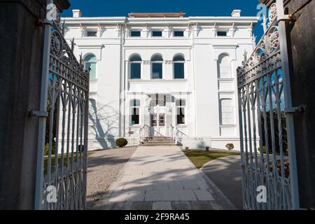 Valdecilla, Kantabrien, Spanien - 16. April 2021: Der Bauernhof Marqués de Valdecilla ist ein Raum im Rathaus von Medio Cudeyo, wo Sie die Gebäude besichtigen können Stockfoto