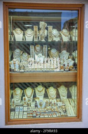 POREC, KROATIEN - 24. Mai 2017: Schönes Fenster mit goldenem Schmuck, Halsketten, Ringen Stockfoto