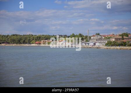 POREC, KROATIEN - 06. Jun 2018: Schöne Aussicht auf das Meer in Porec, Kroatien an sonnigen Tagen Stockfoto