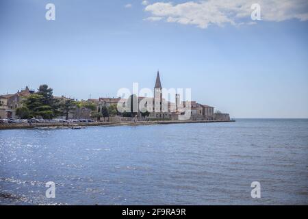 POREC, KROATIEN - 06. Jun 2018: Schöne Aussicht auf das Meer in Porec, Kroatien an sonnigen Tagen Stockfoto