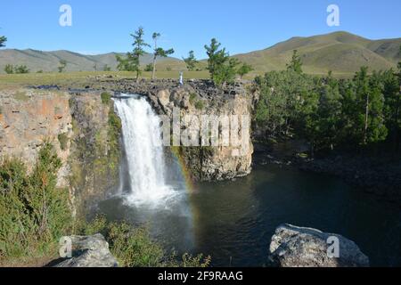 Der Rote Wasserfall, auch bekannt als Ulaan Tsutgalan am Orkhon-Fluss im mongolischen Orkhon-Tal, ein UNESCO-Weltkulturerbe. Stockfoto