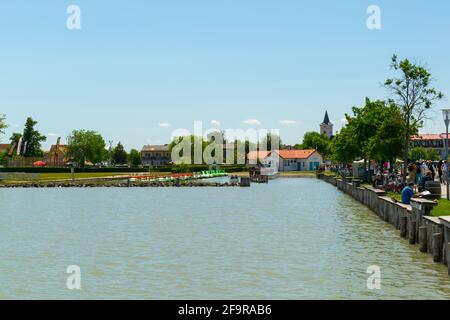 Mehrere Ruderboote warten auf ihre Kunden am Ufer des neusiedlersees in Österreich. Stockfoto