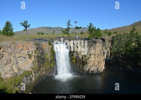 Der Rote Wasserfall, auch bekannt als Ulaan Tsutgalan am Orkhon-Fluss im mongolischen Orkhon-Tal, ein UNESCO-Weltkulturerbe. Stockfoto