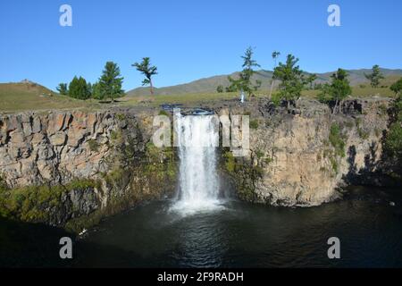 Der Rote Wasserfall, auch bekannt als Ulaan Tsutgalan am Orkhon-Fluss im mongolischen Orkhon-Tal, ein UNESCO-Weltkulturerbe. Stockfoto