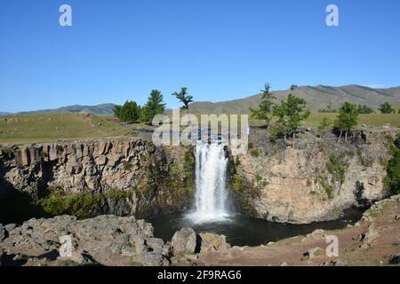 Der Rote Wasserfall, auch bekannt als Ulaan Tsutgalan am Orkhon-Fluss im mongolischen Orkhon-Tal, ein UNESCO-Weltkulturerbe. Stockfoto