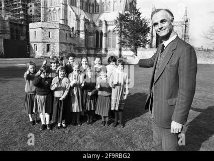 Richard Seal, Dirigent und Meister der Chorleiter in der Kathedrale von Salisbury, abgebildet mit hoffnungsvollen Kandidaten, die für den ersten britischen Mädchenkathedralchor vorsprechen. Fotografiert im März 1991. Stockfoto