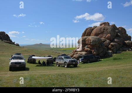 Eine Reisegruppe hält zum Mittagessen in der Steppe nahe der Straße zwischen Karakorum und Ulaanbaatar, Mongolei. Stockfoto