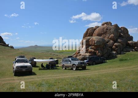 Eine Reisegruppe hält zum Mittagessen in der Steppe nahe der Straße zwischen Karakorum und Ulaanbaatar, Mongolei. Stockfoto