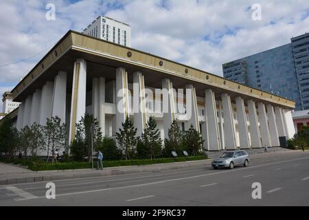 Das Kulturzentrum, neoklassische moderne kommunistische Regierungsarchitektur auf dem Sukhbaatar-Platz, dem zentralen Platz von Ulaanbaatar. Stockfoto