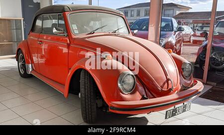Bordeaux , Aquitaine France - 12 28 2020 : vw Volkswagen Coral Beetle rot Cabriolet Oldtimer unter dem Staub in Shop geparkt Stockfoto