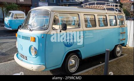 Bordeaux , Aquitanien Frankreich - 12 28 2020 : vw Bus weiß blau vintage volkswagen Wohnmobil Modell van Kombi Wohnmobil aus deutschland Stockfoto