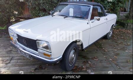 Bordeaux , Aquitanien Frankreich - 12 28 2020 : peugeot 304 Cabrio Vintage-Retro-Wagen der 1970 70er Jahre Stockfoto